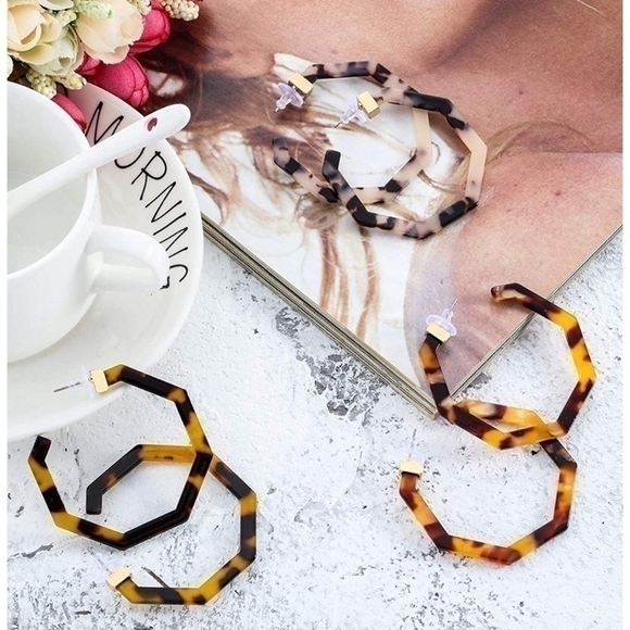 SALE💚 any 3 for $18 💚
 BOGO BaubleBar Style Tortoise Earrings Hoop - Picture 3 of 5